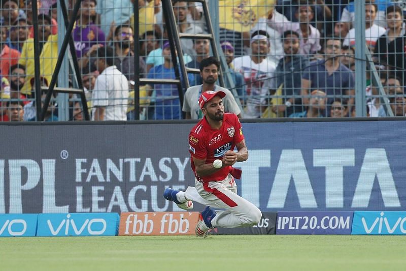Sran drops a catch in the outfield