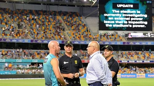 The match between Sydney Thunder and Brisbane Heat was called off due to a floodlight failure