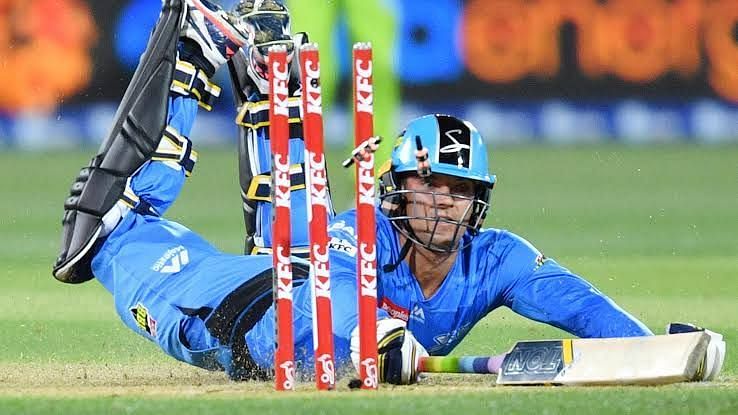 Alex Carey's run-out brought the Thunder back into the game.