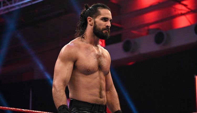 रिंग में मौजूद WWE सुपरस्टार सैथ रॉलिंस