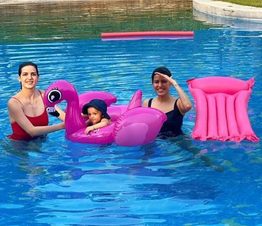 hardik pandya&#039;s son with his wife and his sister-in-law
