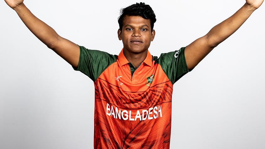 Bangladesh's alternate red kit - Image: ICC