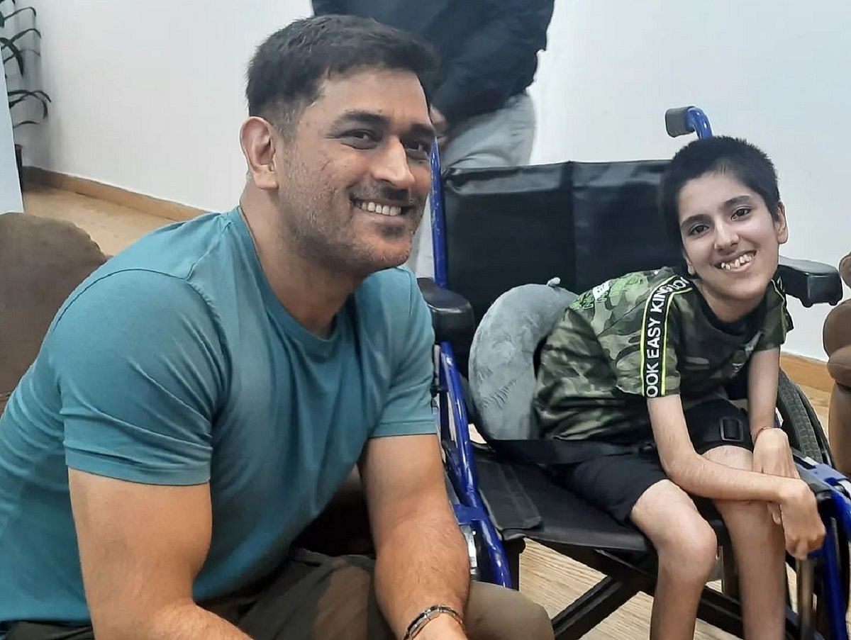 एमएस धोनी ने दिव्&zwj;यांग फैन से मुलाकात की और लोगों का दिल जीता