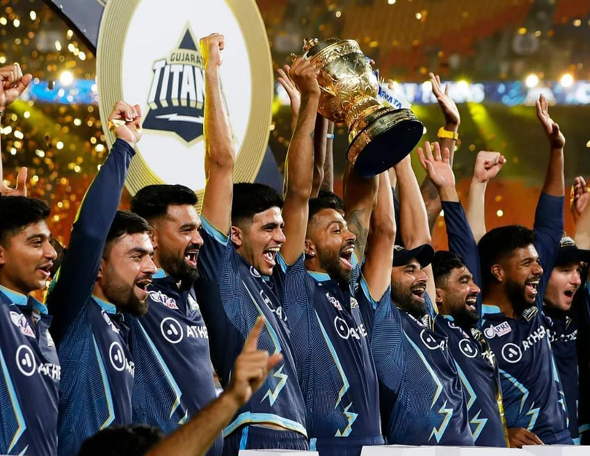 गुजरात टाइटंस टीम ट्रॉफी जीतने के बाद (Photo Credit - IPLT20)