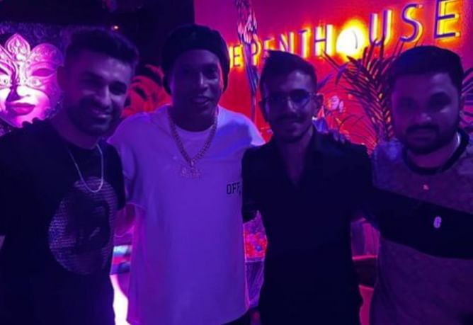 “Bhai Ronaldinho ko to tag krdete” - Fan posts hilarious comment as Yuzvendra Chahal poses with football legend