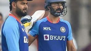 T20 World Cup 2022: "You didn't figure out who is right and who is wrong" - Aakash Chopra on the flip-flop between Rishabh Pant and Dinesh Karthik