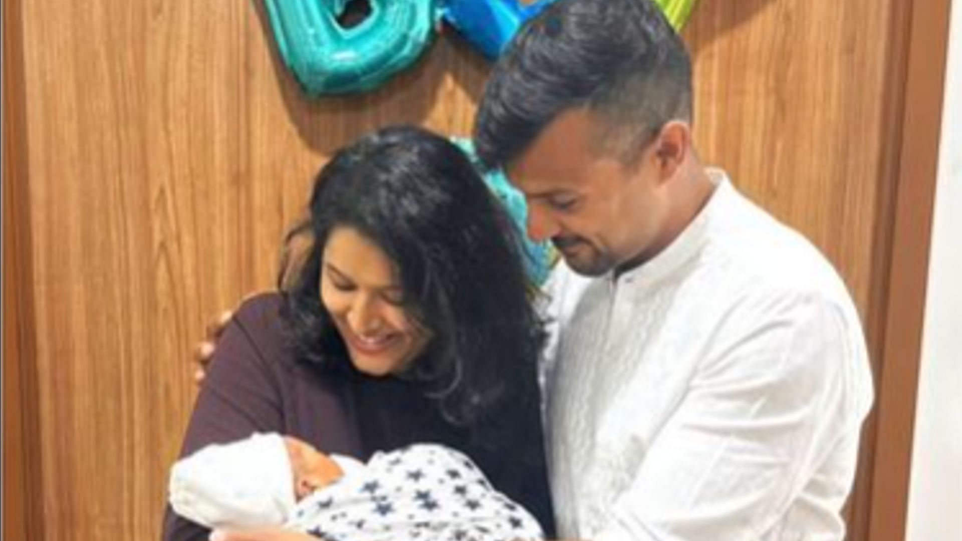 मंयक अग्रवाल ने अपनी पत्नी और बेटे संग साझा की तस्वीर