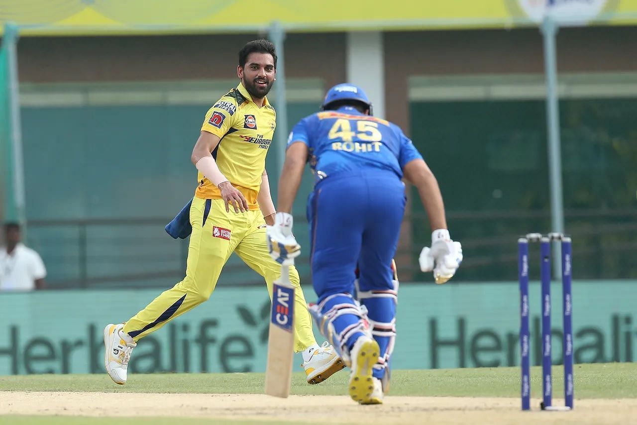 रोहित शर्मा अजीबो-गरीब शॉट खेलकर आउट हुए (Photo Credit - IPLT20)