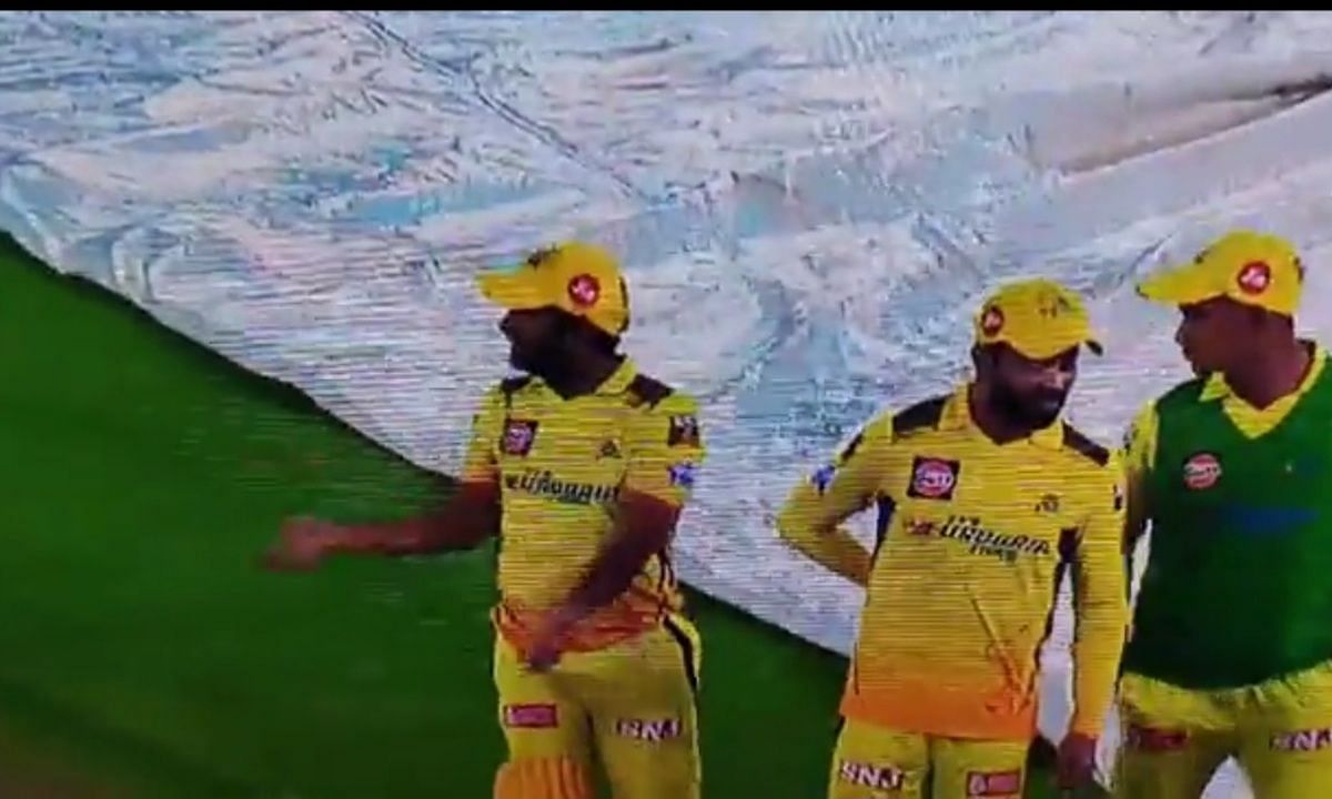 बारिश के बीच अंपायर पर बिफरे रायुडू और जडेजा
