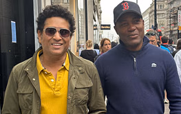 "Bumped into another keen golfer" - Sachin Tendulkar poses for pictures with Brian Lara in London