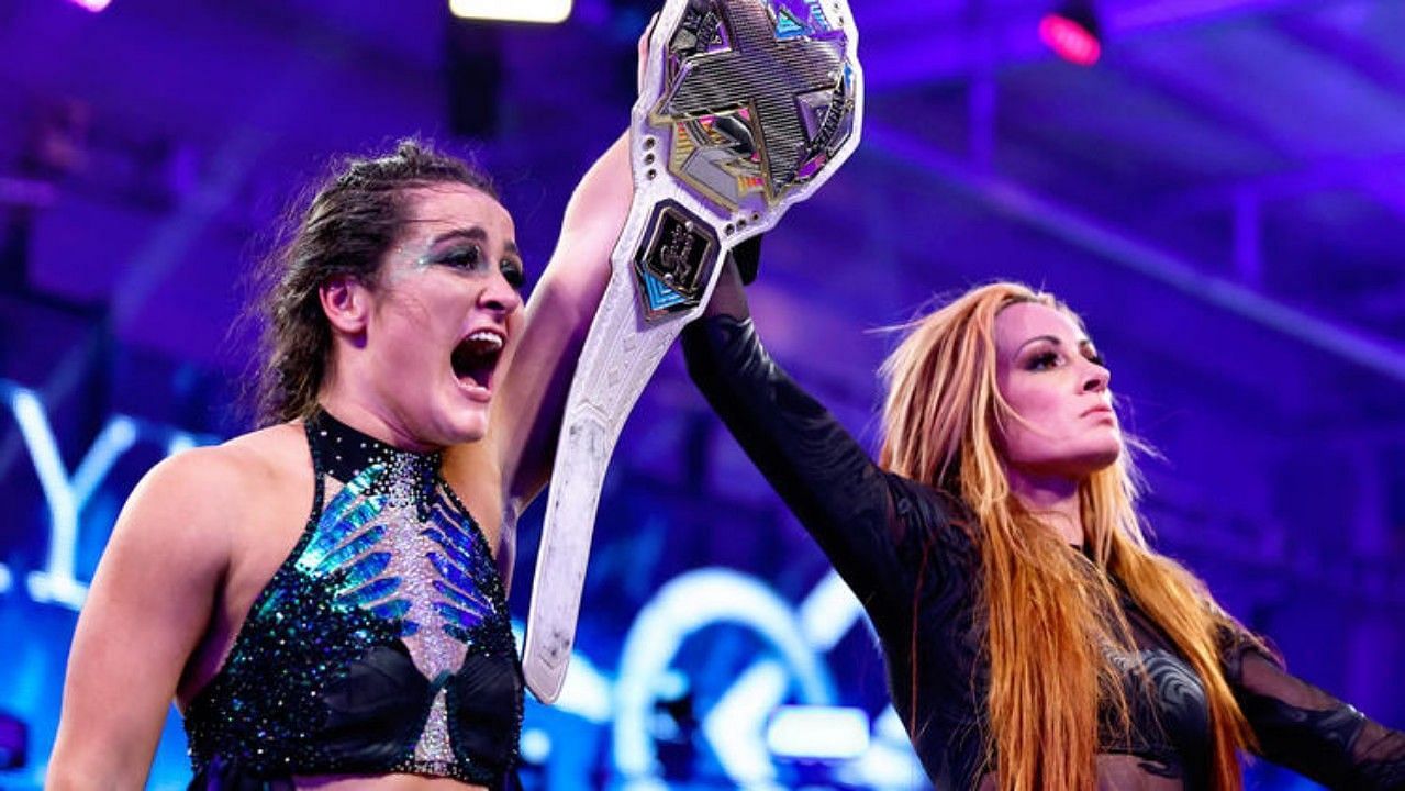 WWE सुपरस्टार्स लाइरा वल्कीरिया और बैकी लिंच