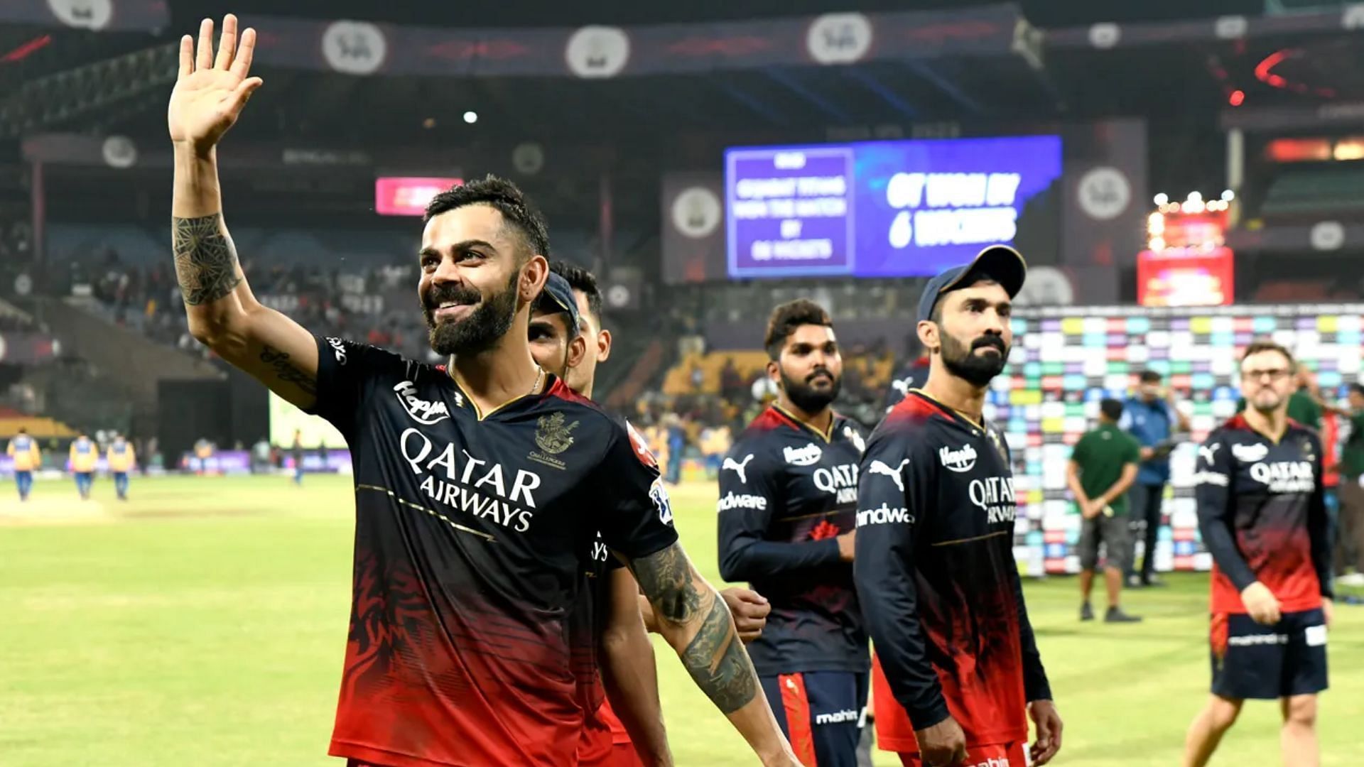 Virat Kohli thanking the crowd after RCB
