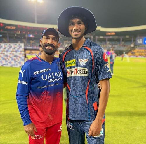 M Siddharth poses with his first Tamil Nadu skipper Dinesh Karthik