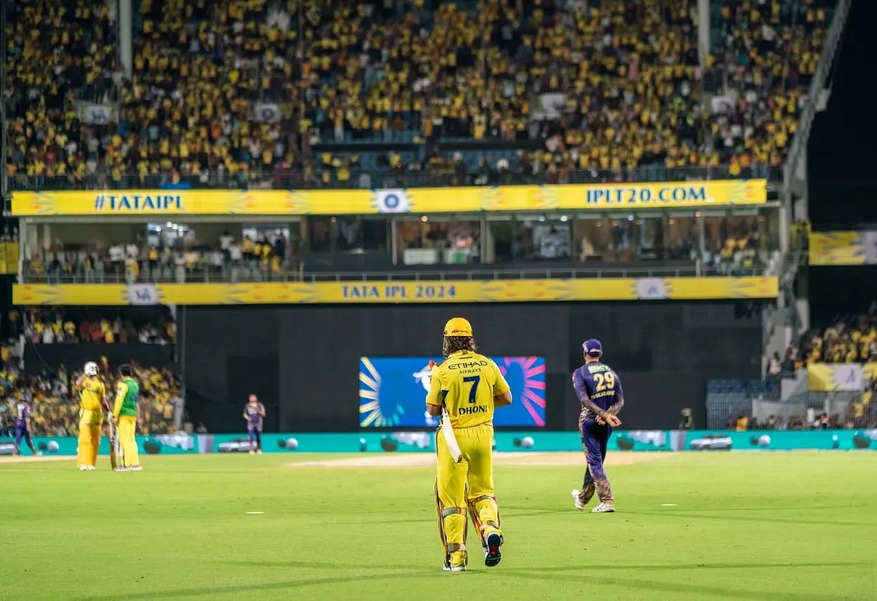 एम एस धोनी बैटिंग के लिए जाते हुए (Photo Credit - BCCI)