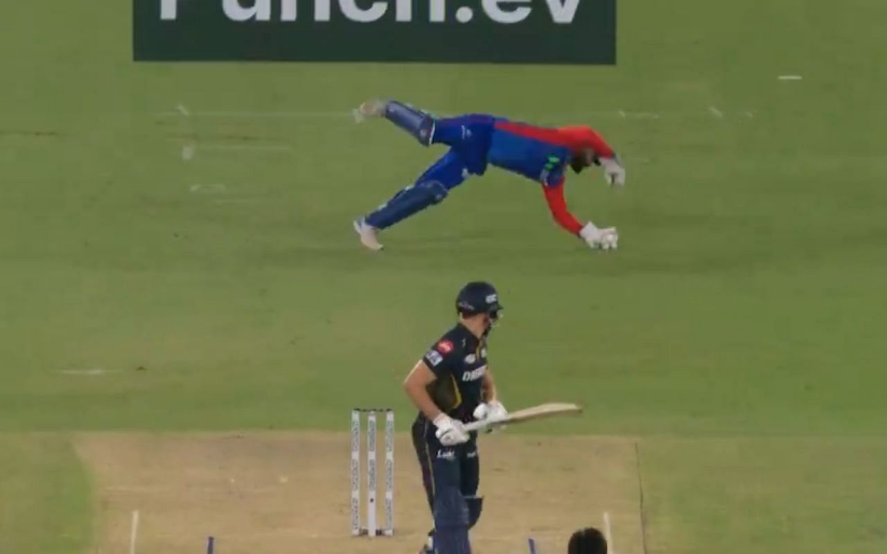 ऋषभ पंत ने पकड़ा कमाल का कैच (Photo Courtesy: IPLt20.com)                               