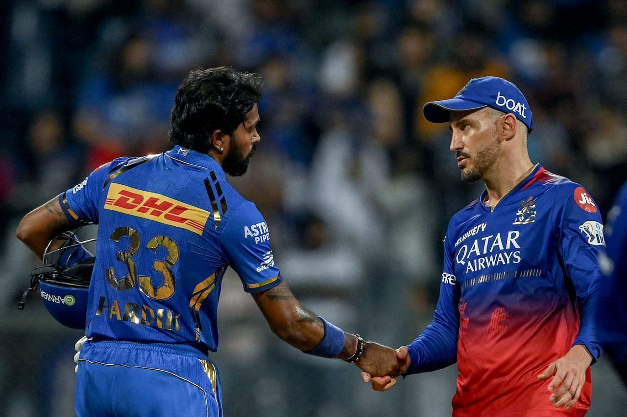 MI से हार मिलने के बाद RCB के कप्तान फाफ डू प्लेसी और हार्दिक पांड्या (PC : AFP/Getty Images)