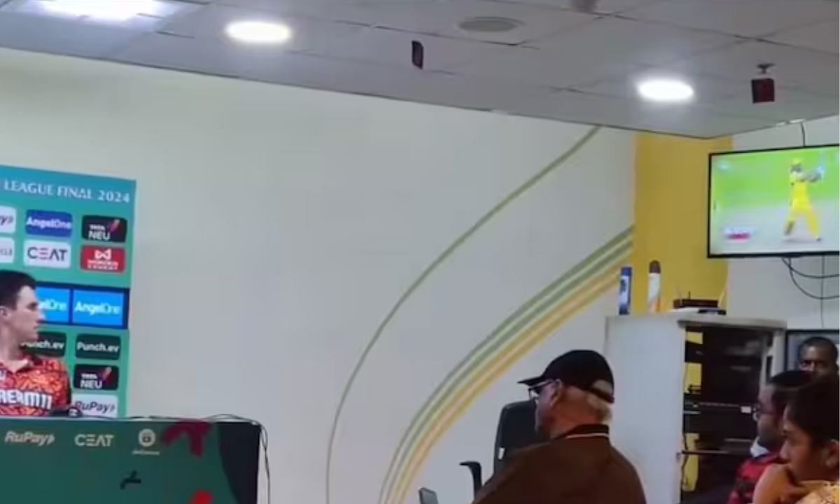 पैट कमिंस देखने लगे एम एस धोनी का छक्का (Photo Credit - X)