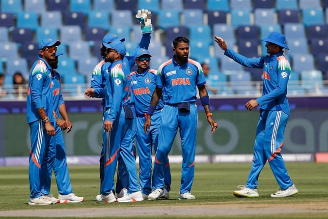 2013 winner presents Best Fielder medal to Indian all-rounder after IND vs PAK 2025 Champions Trophy match [Watch]