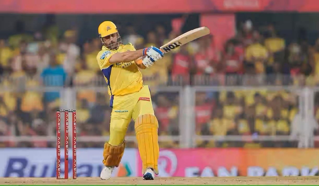 एम एस धोनी बल्लेबाजी के दौरान (Photo Credit - IPLT20.COM)
