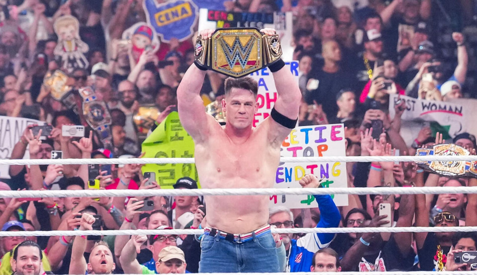 जॉन सीना चैंपियनशिप के साथ (Photo: WWE.com)