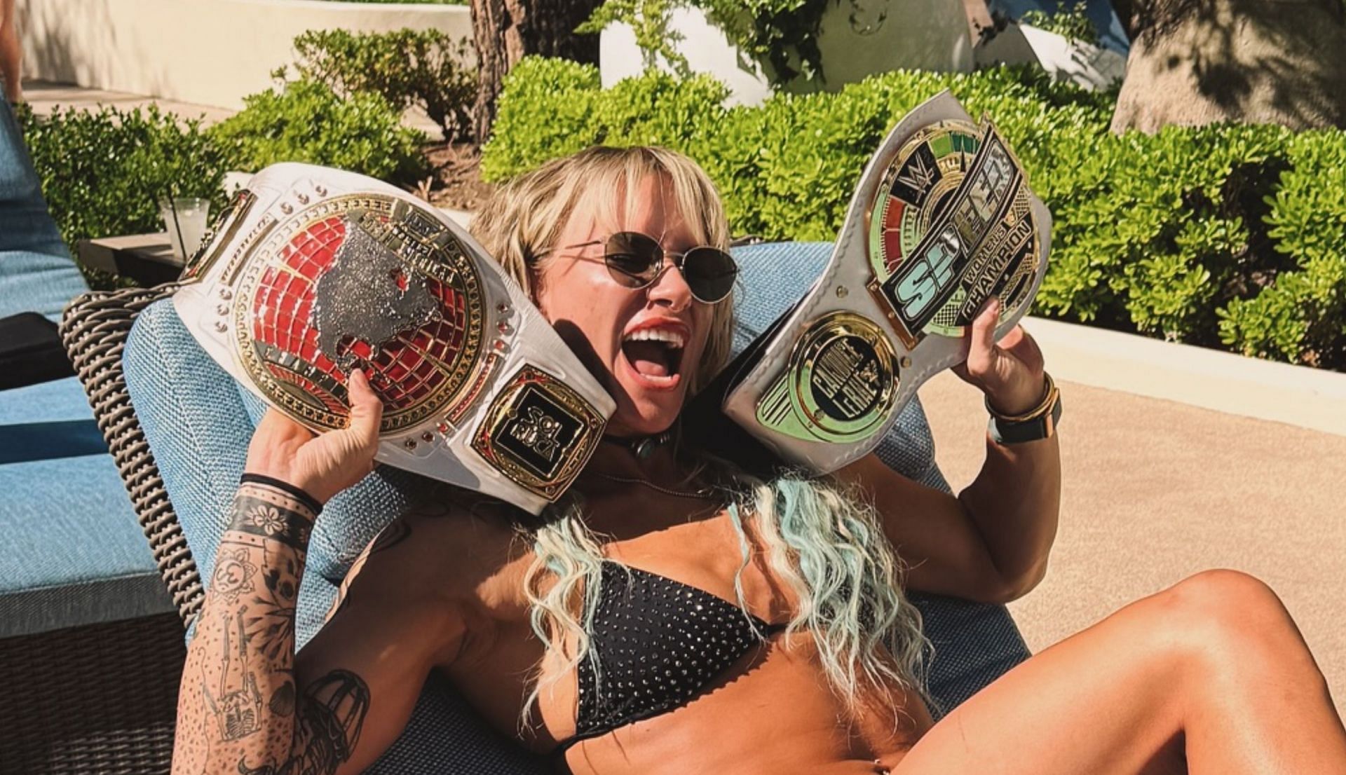 WWE स्टार सोल रुका दोनों चैंपियनशिप के साथ (Photo: Sol Ruca Instagram)