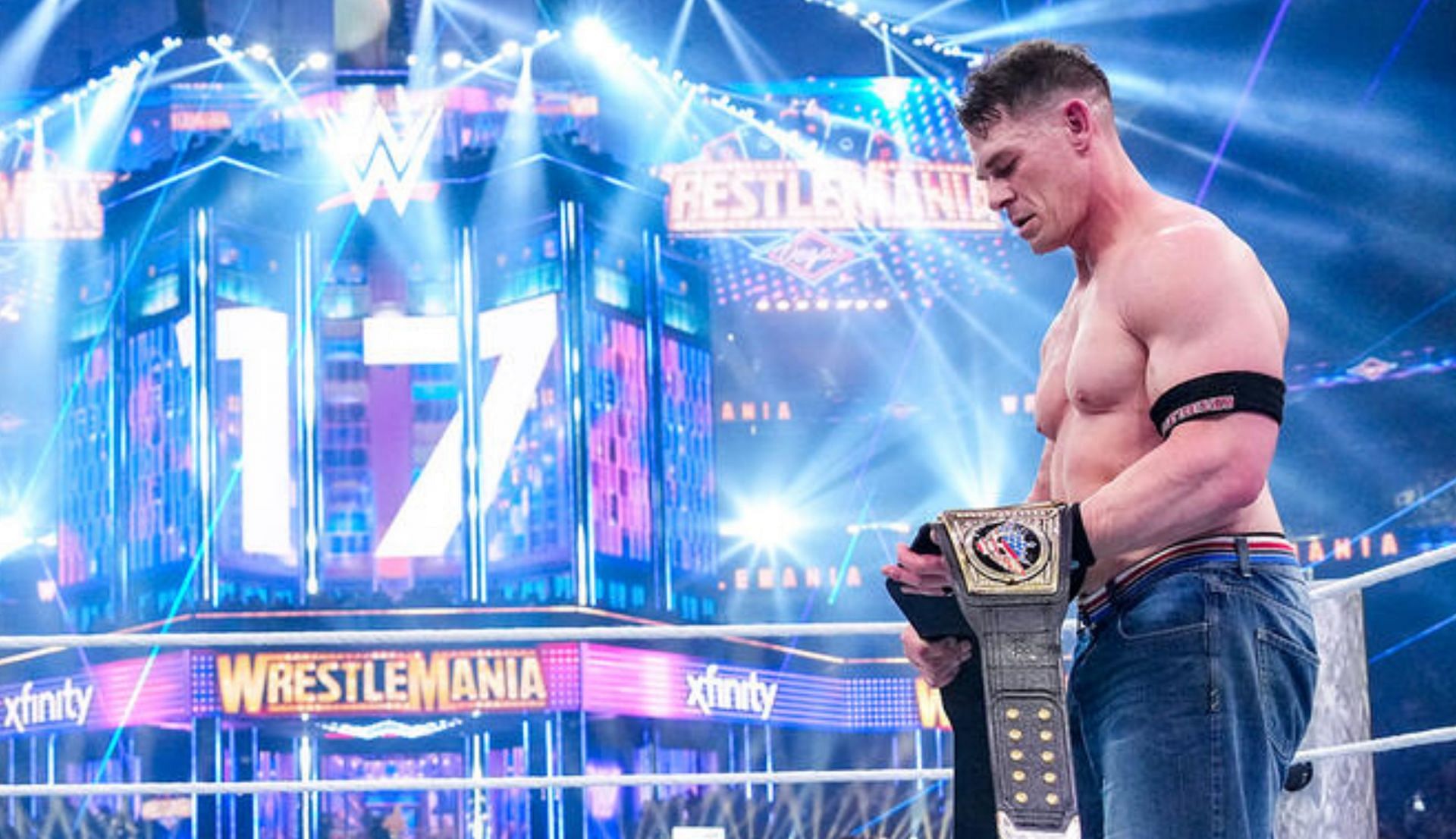 जॉन सीना चैंपियनशिप को देखते हुए (Photo: WWE.com)