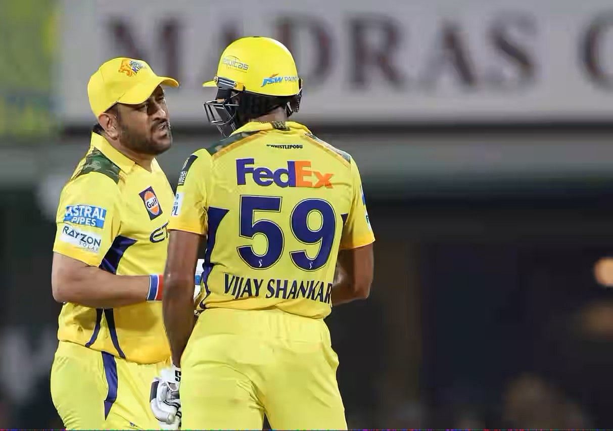 एम एस धोनी और विजय शंकर (Photo Credit - IPLT20.COM)
