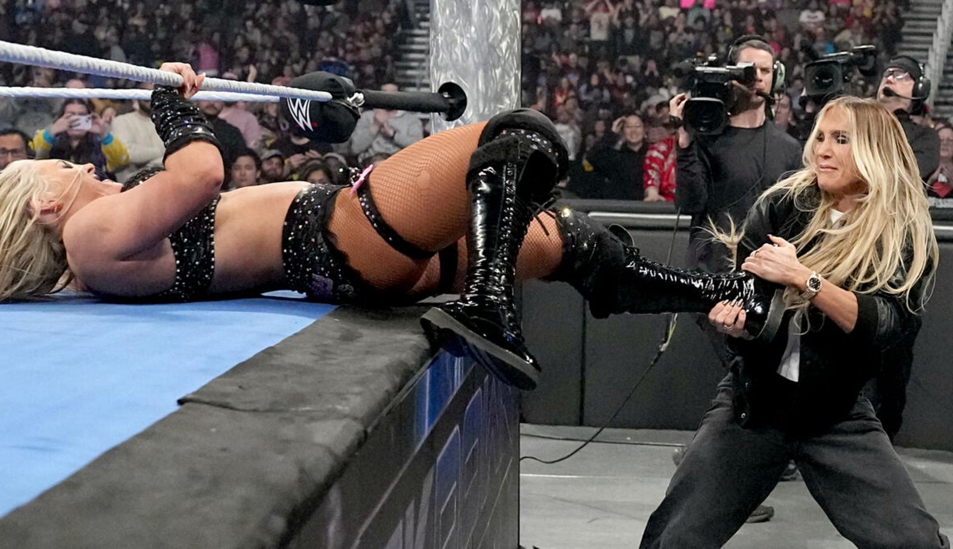 शार्लेट फ्लेयर, टिफनी स्ट्रैटन पर अटैक करते हुए (Photo: WWE.com)