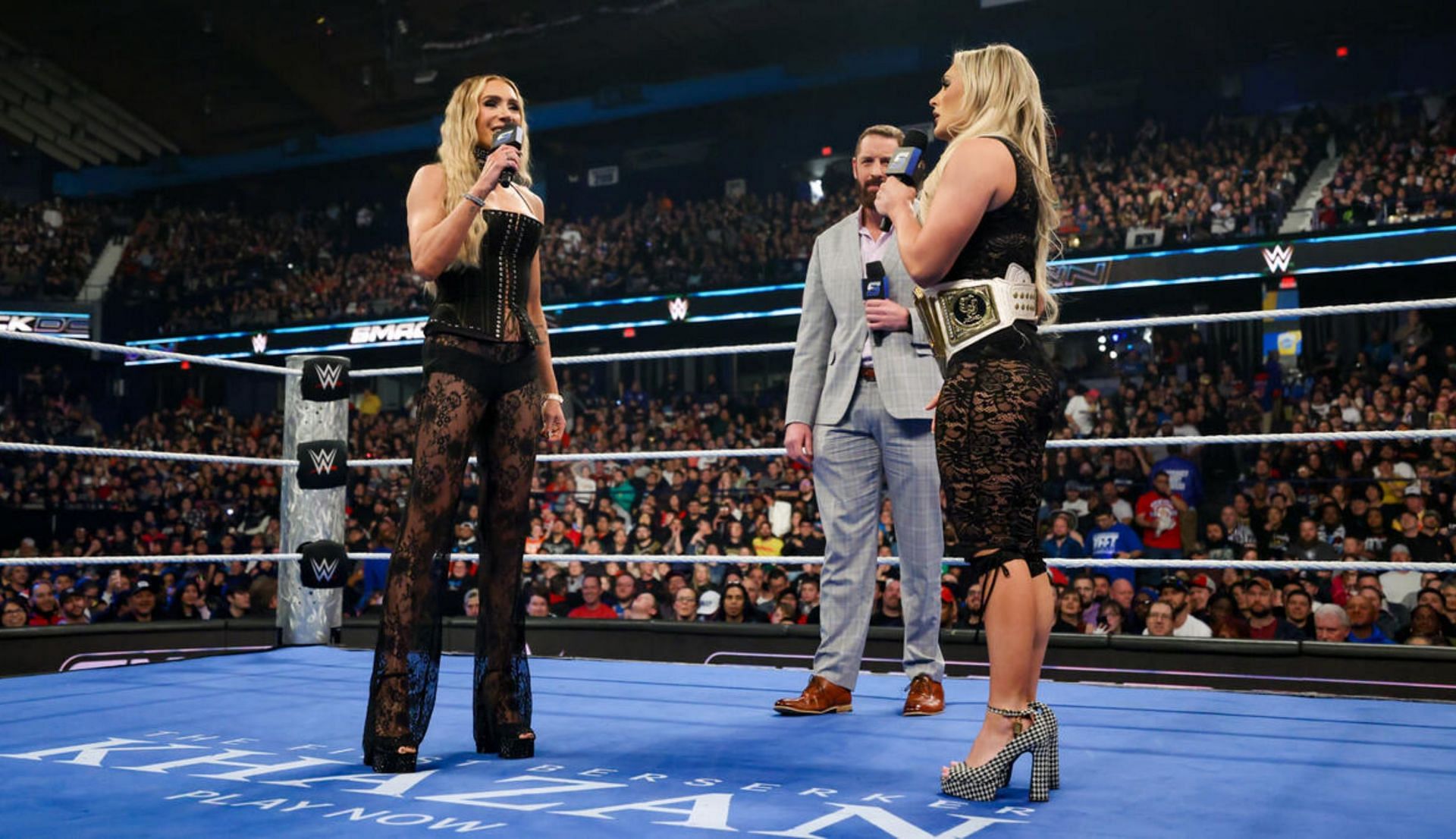 टिफनी स्ट्रैटन-शार्लेट फ्लेयर ने हदें पार कर दी (Photo: WWE.com)