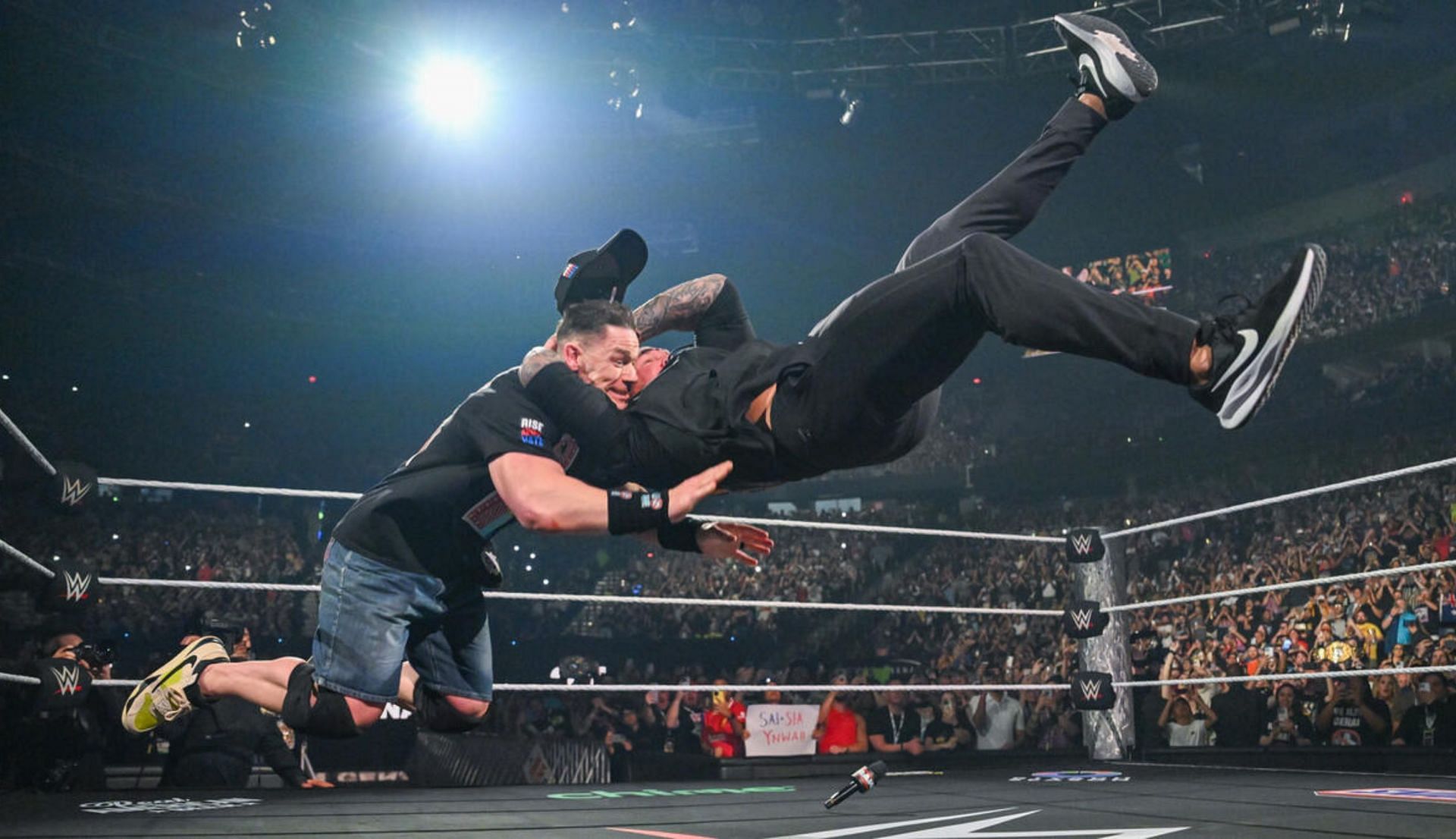 जॉन सीना पर RKO लगाते हुए रैंडी ऑर्टन (Photo: WWE.com)