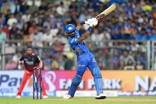 Hardik Pandya struck three fours and four sixes during his 42-run knock. [P/C: iplt20.com]