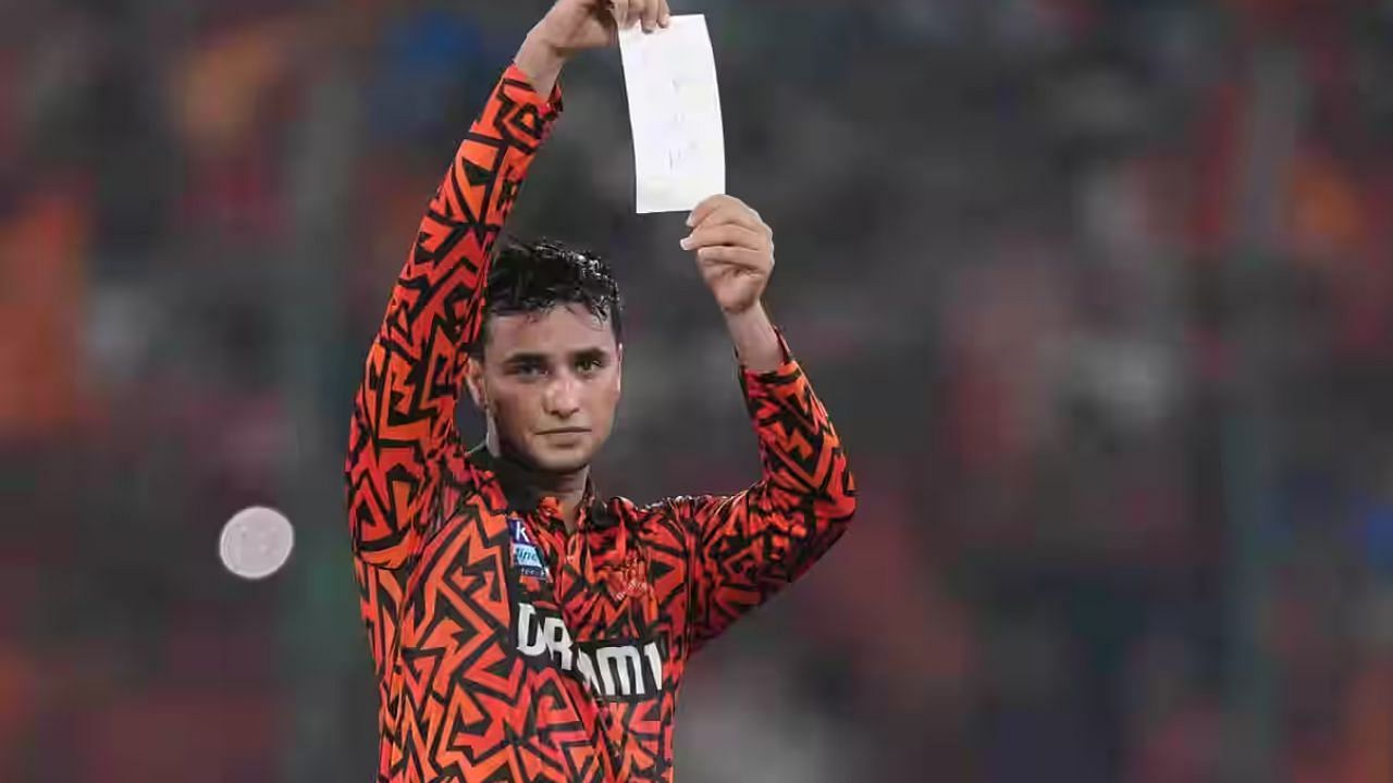 शतक लगाने के बाद पर्ची दिखाते अभिषेक शर्मा (iplt20.com)