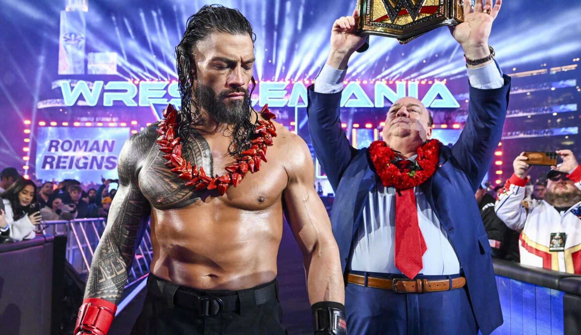 रोमन रेंस, पॉल हेमन के सतह  एंट्री करते हुए (Photo: WWE.com)