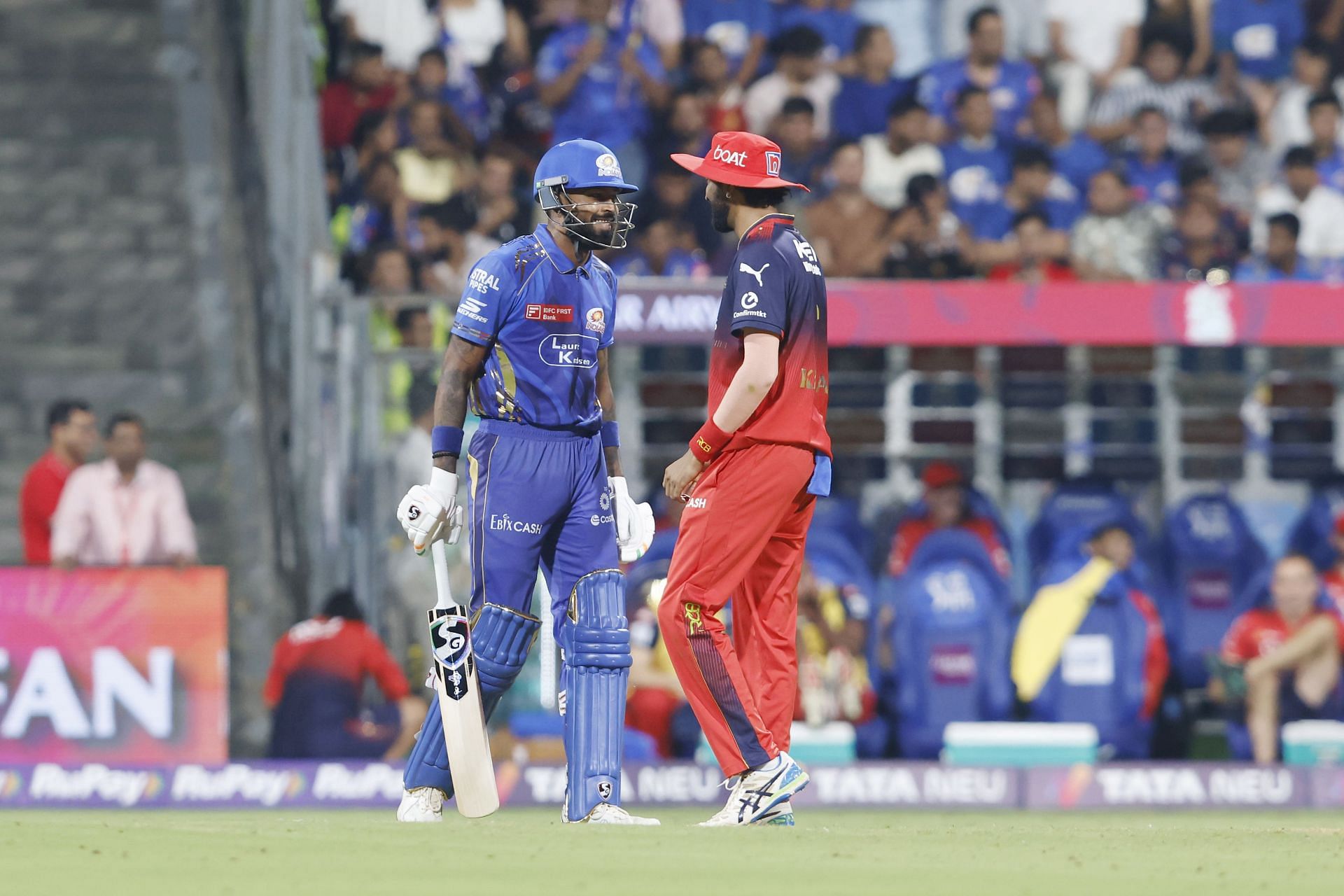 हार्दिक पांड्या और क्रुणाल पांड्या मैच के दौरान (Photo Credit - @IPL)
