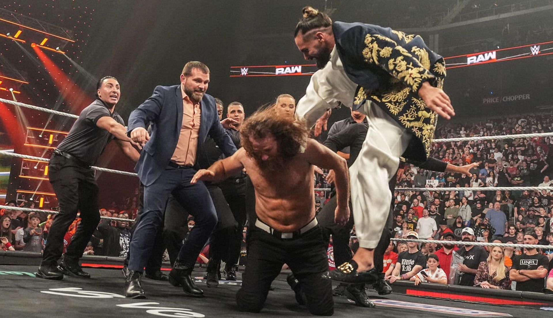 सैथ रॉलिंस, सैमी ज़ेन पर हमला करते हुए (Photo: WWE.com)