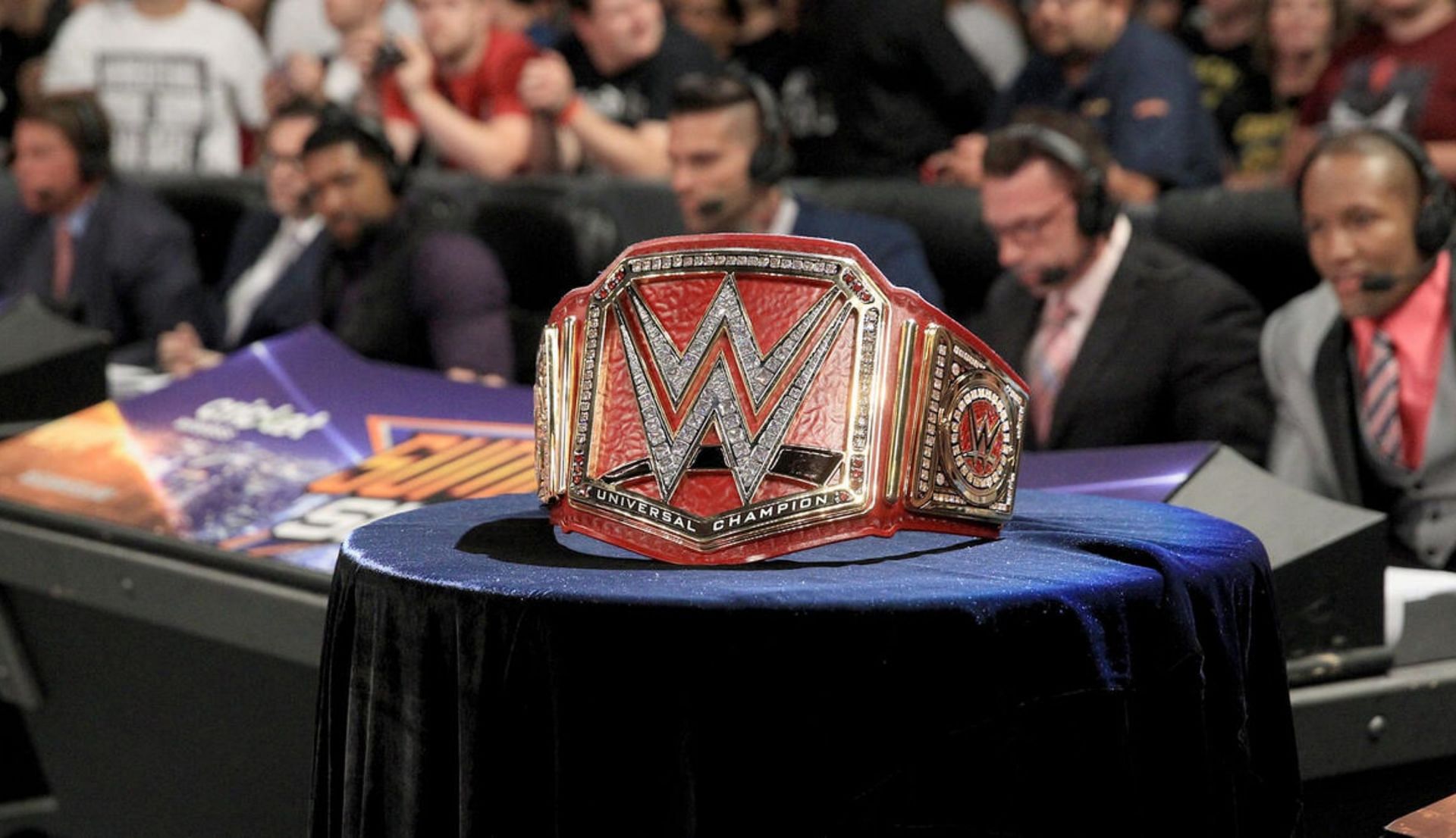 पोडियम पर रखी हुई यूनिवर्सल चैंपियनशिप (Photo: WWE.com)