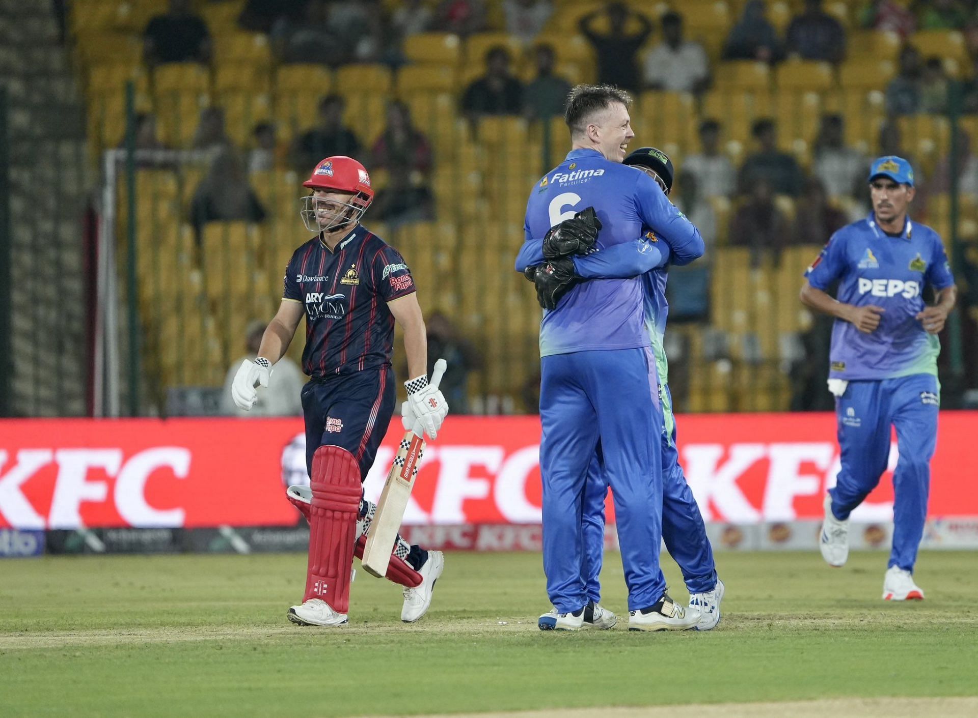 डेविड वॉर्नर के विकेट का जश्न मनाते मुल्तान सुल्तान के खिलाड़ी (photo credit- X/@thePSLt20)