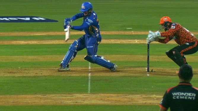 MI vs SRH मैच में हुई नो-बॉल कंट्रोवर्सी में कूदे केकेआर के स्पिनर, अंपायर के फैसले पर उठाए सवाल