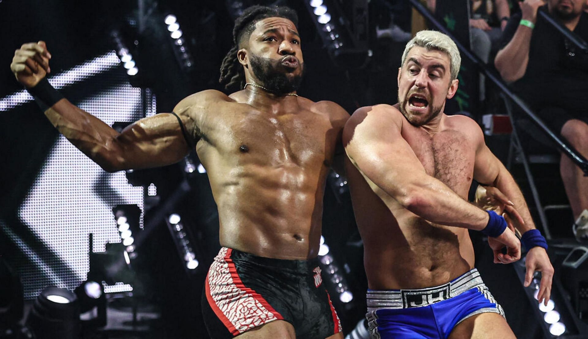 ट्रिक विलियम्स पर पंच लगाते हुए जो हेंड्री (Photo: WWE.com)