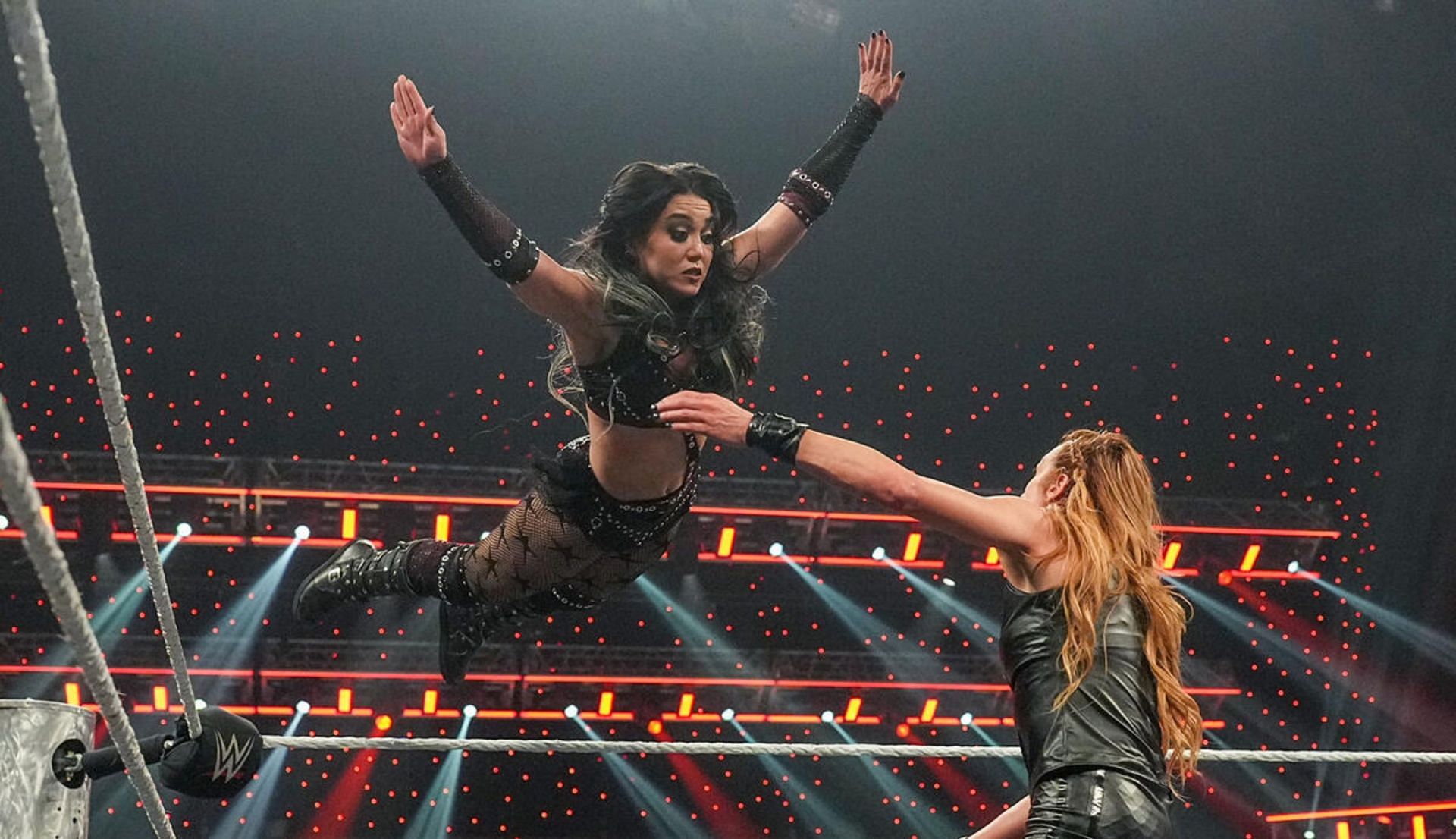 रॉक्सेन परेज़, बैकी लिंच पर मूव लगाते हुए (Photo: WWE.com)