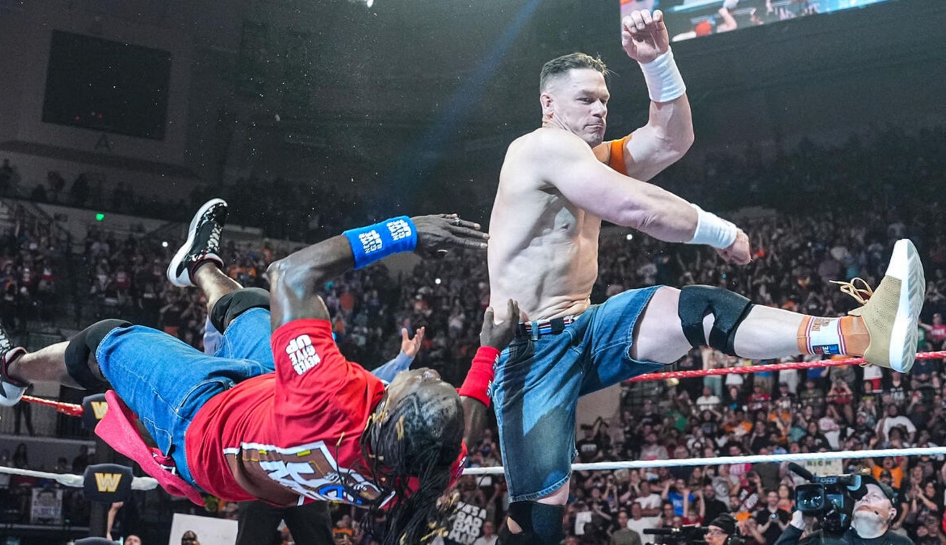 जॉन सीना, आर-ट्रुथ पर अटैक करते हुए (Photo: WWE.com)