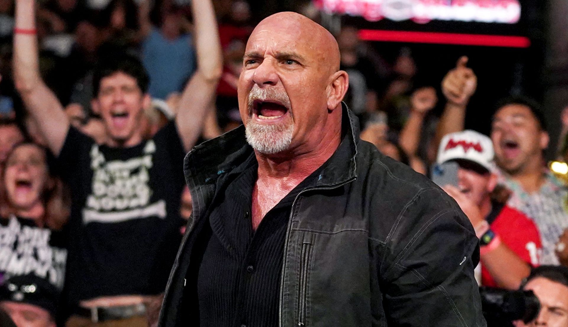 गोल्डबर्ग रिंगसाइड पर (Photo: WWE.com)
