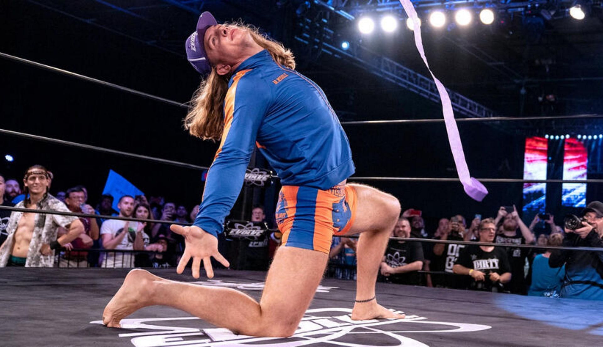 मैट रिडल रिंग में एंट्री करने के बाद (Photo: WWE.com)