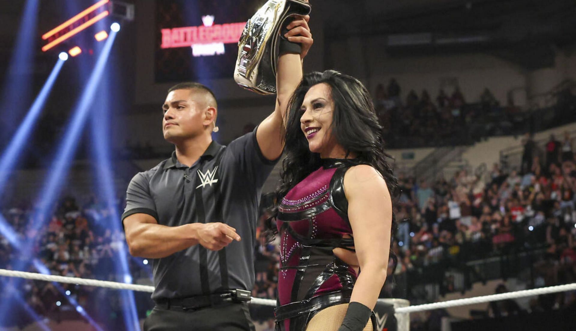 स्टैफनी वकेर चैंपियनशिप के साथ (Photo: WWE.com)