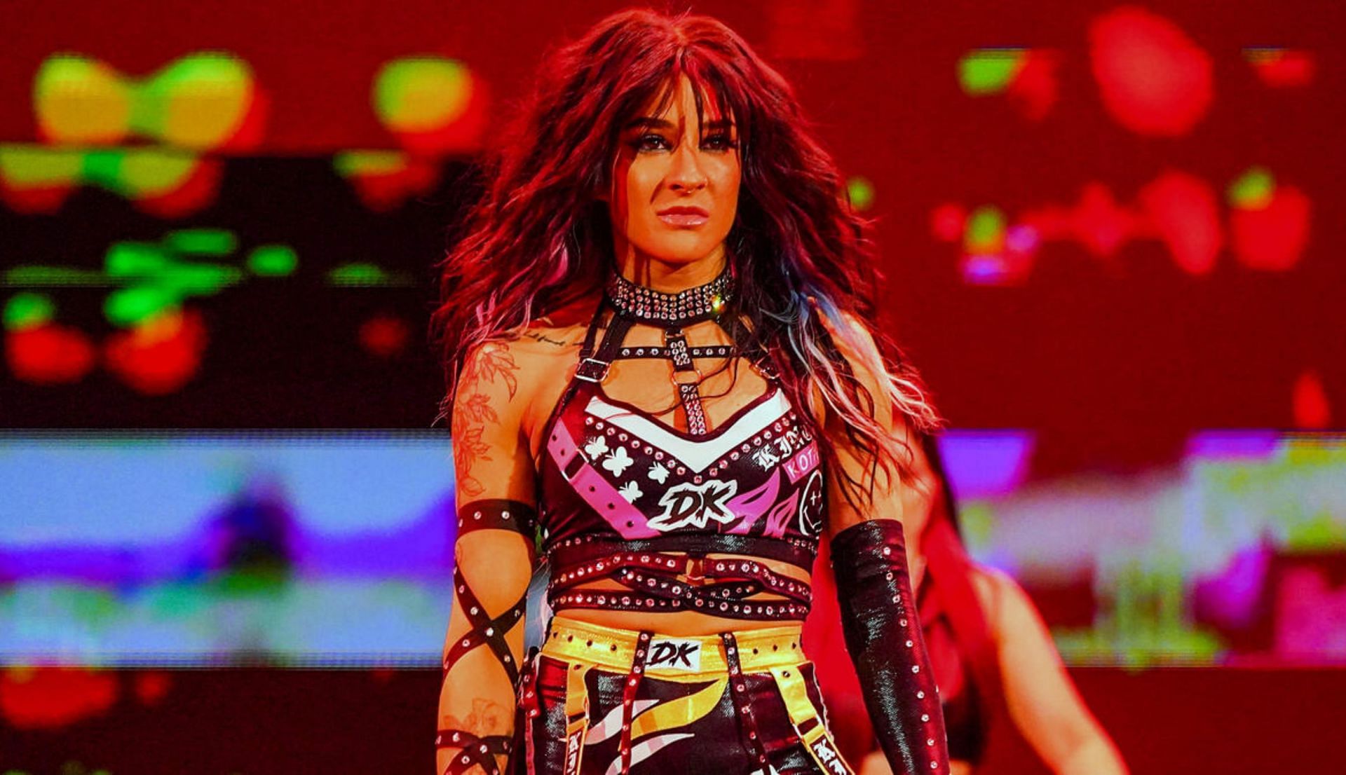 डकोटा काई एंट्री करते हुए (Photo: WWE.com)