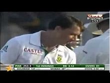 Steyn Sledges Khurram Manzoor, Khurram reacts with Flying Kisses